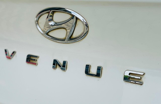Second-hand 2019 Hyundai Venue SX Plus Turbo DCT BSIV for sale in Surat-7