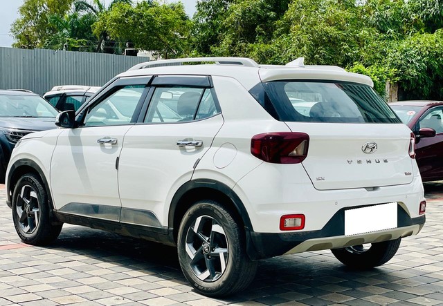 Second-hand 2019 Hyundai Venue SX Plus Turbo DCT BSIV for sale in Surat-2