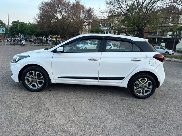 Second-hand 2018 Hyundai i20 1.4 Asta Option for sale in Zirakpur-3