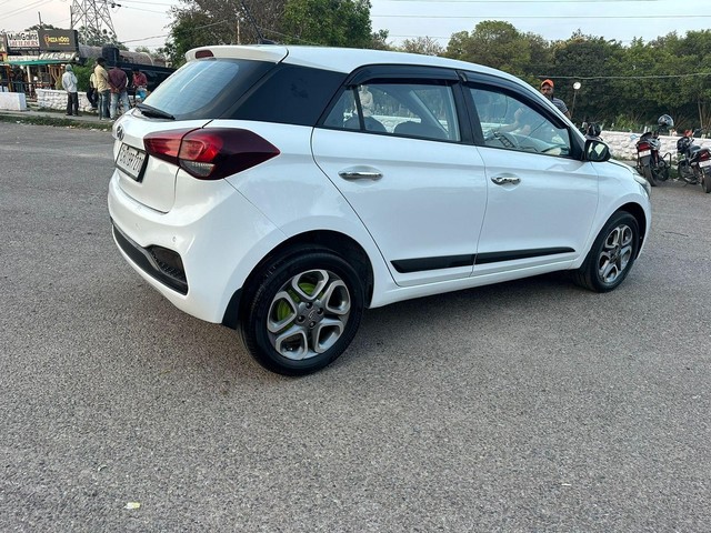 Second-hand 2018 Hyundai i20 1.4 Asta Option for sale in Zirakpur-1