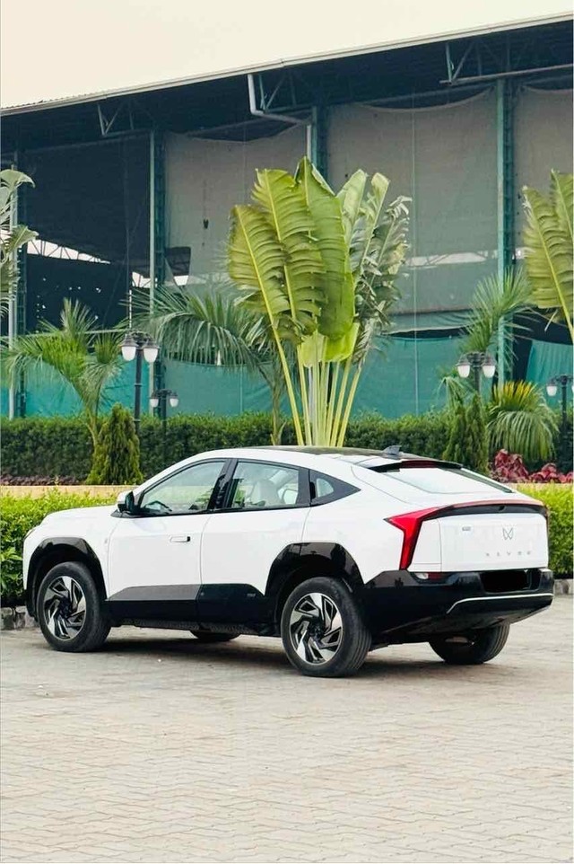 Second-hand 2025 Mahindra XEV 9e Pack Three for sale in Surat-3