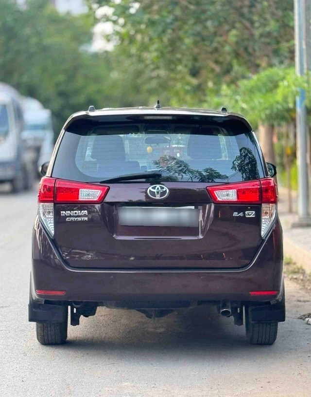 Toyota Innova Crysta 2.4 VX MT Second-hand 2016 Toyota Innova Crysta 2.4 VX MT for sale in Surat-1