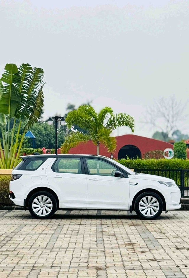 Second-hand 2022 Land Rover Discovery 3.0 Diesel R-Dynamic SE for sale in Surat