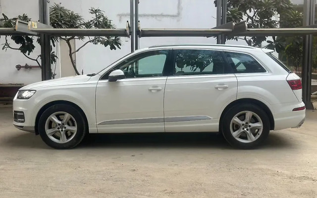 Second-hand 2017 Audi Q7 45 TDI Quattro Premium Plus for sale in New Delhi-3