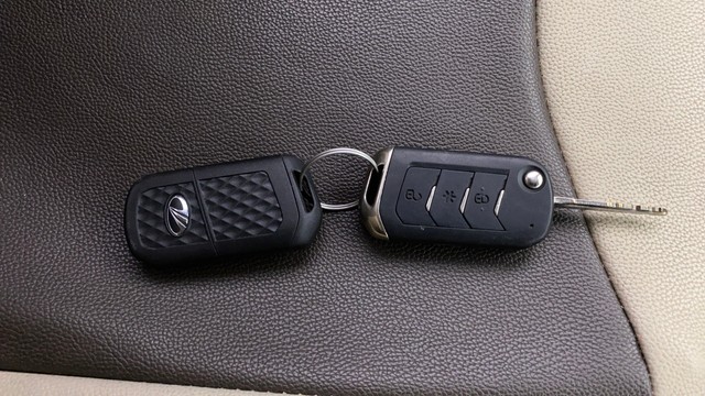 Second-hand 2019 Mahindra TUV 300 T10 for sale in Coimbatore-21