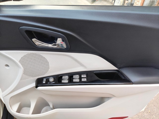 Second-hand 2023 Mahindra XUV300 W8 Opt for sale in Kolkata-23