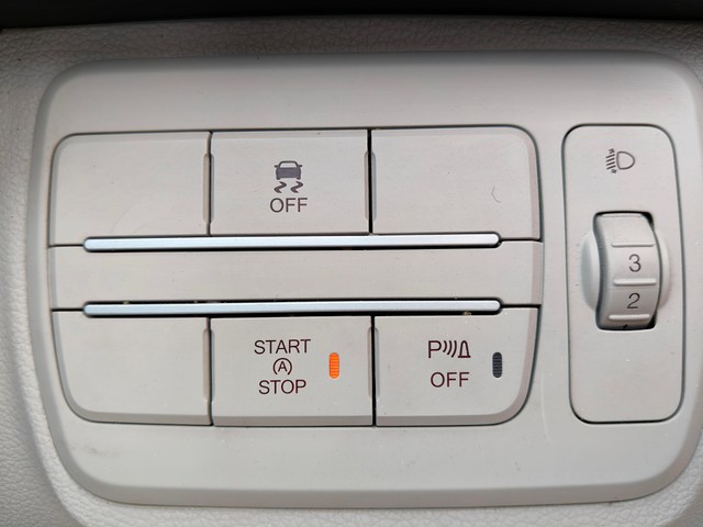Second-hand 2023 Mahindra XUV300 W8 Opt for sale in Kolkata-8