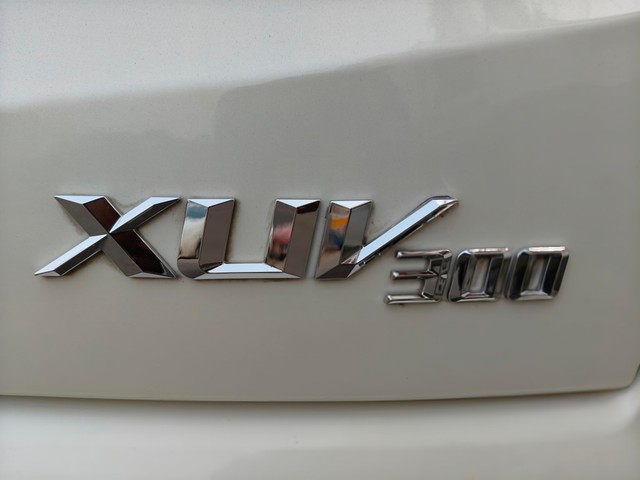 Second-hand 2023 Mahindra XUV300 W8 Opt for sale in Kolkata-12