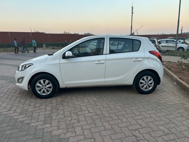 Second-hand 2013 Hyundai i20 Sportz 1.4 CRDi for sale in Thane-3