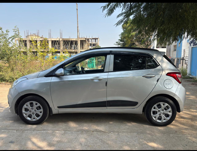 Second-hand 2015 Hyundai Grand i10 Sportz for sale in Bhopal-3