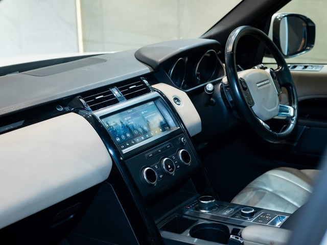 Second-hand 2019 Land Rover Discovery SE 2.0 SD4 for sale in Kolkata-18