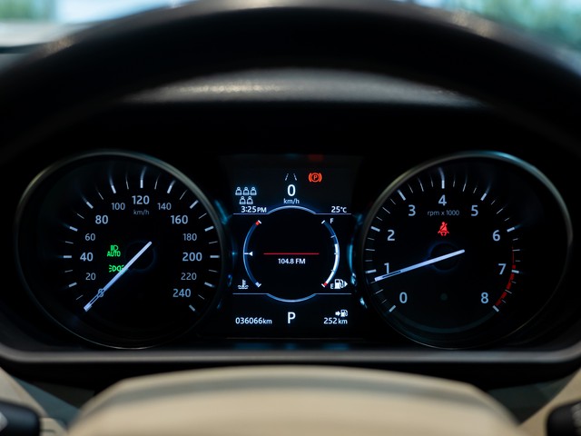 Second-hand 2019 Land Rover Discovery SE 2.0 SD4 for sale in Kolkata-11