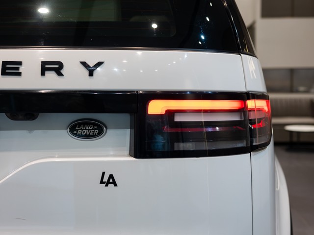 Second-hand 2019 Land Rover Discovery SE 2.0 SD4 for sale in Kolkata-14