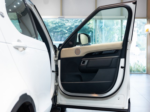 Second-hand 2019 Land Rover Discovery SE 2.0 SD4 for sale in Kolkata-12