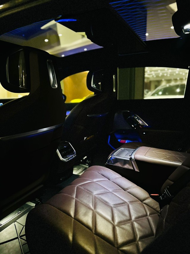 Second-hand 2023 BMW 7 Series 740Li M Sport Edition for sale in New Delhi-8