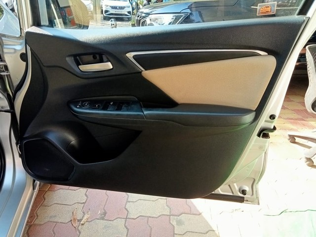 Second-hand 2016 Honda Jazz 1.2 V AT i VTEC for sale in Thane-13
