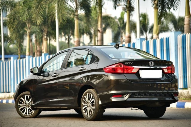 Second-hand 2018 Honda City i-VTEC VX for sale in Kolkata-3