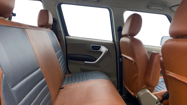 Second-hand 2017 Mahindra TUV 300 T8 for sale in Gulbarga-16