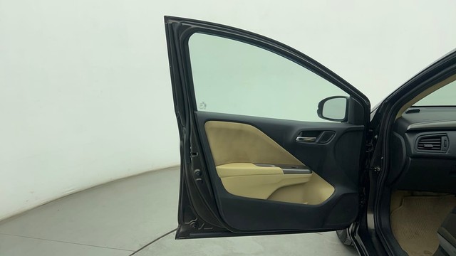 Second-hand 2016 Honda City V MT for sale in Chennai-30