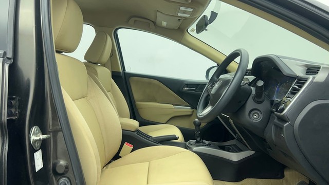 Second-hand 2016 Honda City V MT for sale in Chennai-15