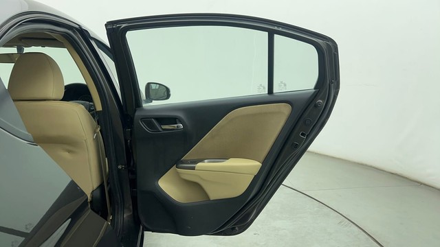 Second-hand 2016 Honda City V MT for sale in Chennai-32