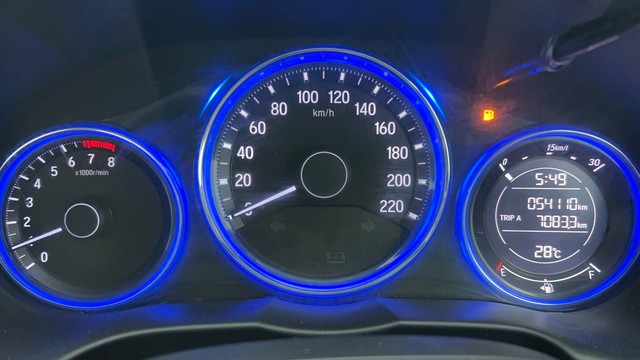 Second-hand 2016 Honda City V MT for sale in Chennai-13