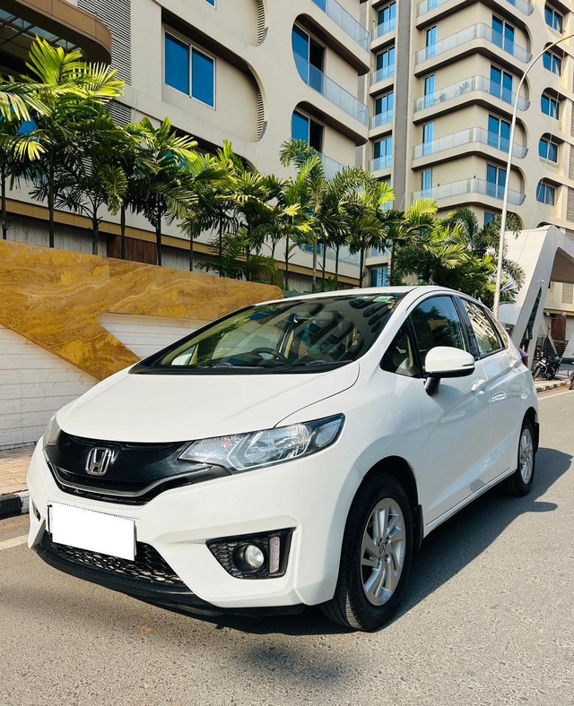 Second-hand 2016 Honda Jazz 1.5 V i DTEC for sale in Surat-3