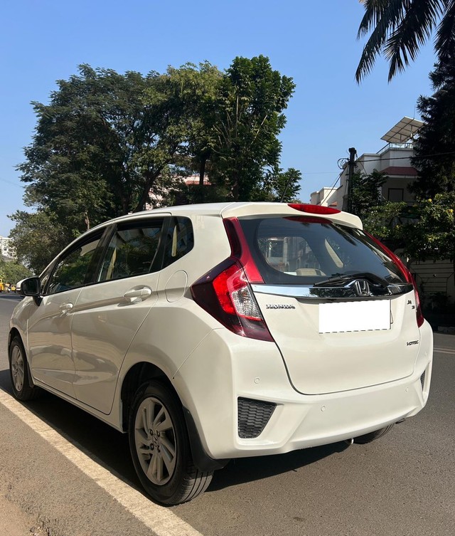 Second-hand 2016 Honda Jazz 1.5 V i DTEC for sale in Surat-7