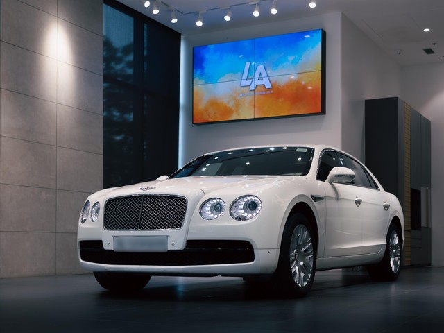 Second-hand 2016 Bentley Flying Spur V8 for sale in Kolkata-3
