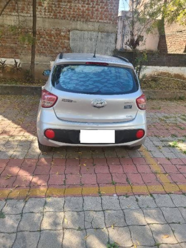 Second-hand 2017 Hyundai Grand i10 1.2 CRDi Sportz Option for sale in Vadodara-1