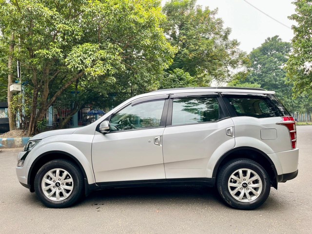 Second-hand 2018 Mahindra XUV500 R W10 FWD for sale in Kolkata-3