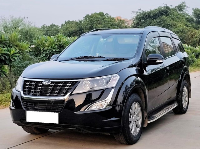 Second-hand 2017 Mahindra XUV500 R W10 FWD for sale in Ahmedabad-4