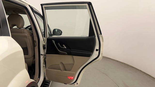 Second-hand 2017 Mahindra XUV500 W9 AT for sale in Chandigarh-23