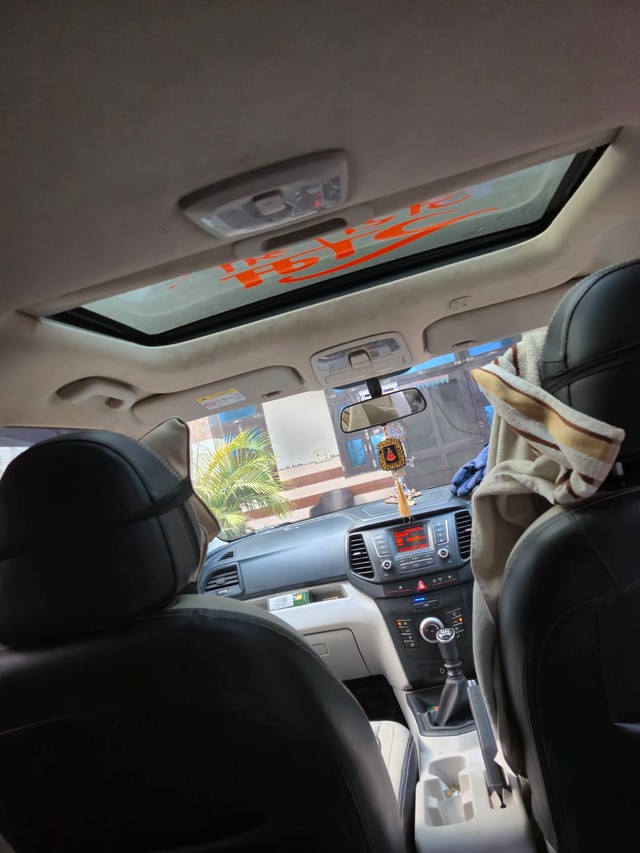 Second-hand 2022 Mahindra XUV300 W6 Sunroof BSVI for sale in Greater Noida-5