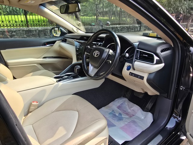 Second-hand 2019 Toyota Camry Hybrid 2.5 for sale in Mumbai-7