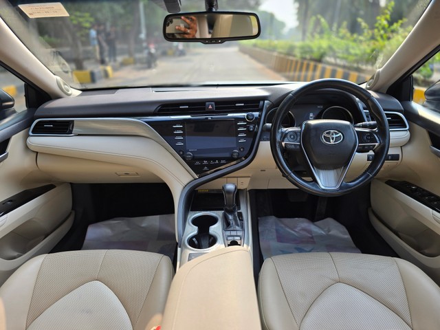 Second-hand 2019 Toyota Camry Hybrid 2.5 for sale in Mumbai-12