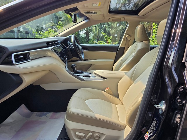 Second-hand 2019 Toyota Camry Hybrid 2.5 for sale in Mumbai-16