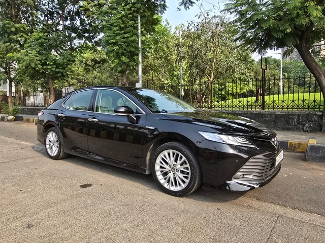 Second-hand 2019 Toyota Camry Hybrid 2.5 for sale in Mumbai-9