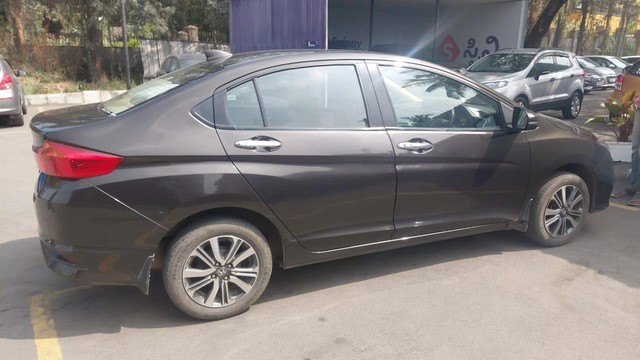 Second-hand 2022 Honda City V MT for sale in Kengeri-2