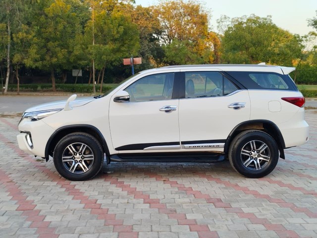 Second-hand 2017 Toyota Fortuner 2.7 2WD MT BSIV for sale in Ahmedabad-3