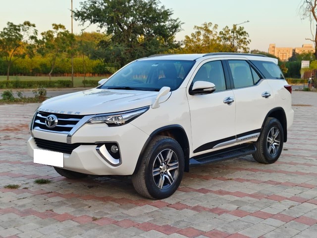 Second-hand 2017 Toyota Fortuner 2.7 2WD MT BSIV for sale in Ahmedabad-4