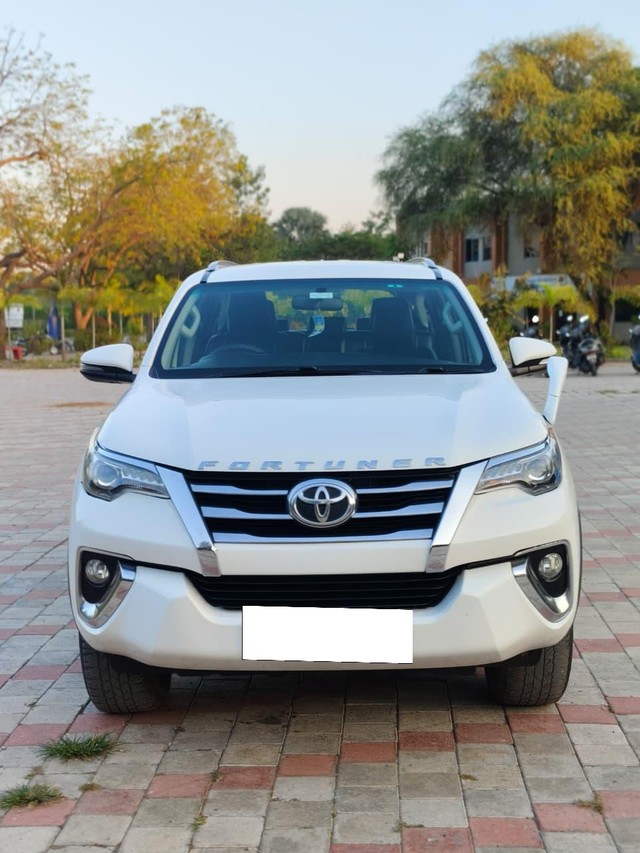 Second-hand 2017 Toyota Fortuner 2.7 2WD MT BSIV for sale in Ahmedabad-5
