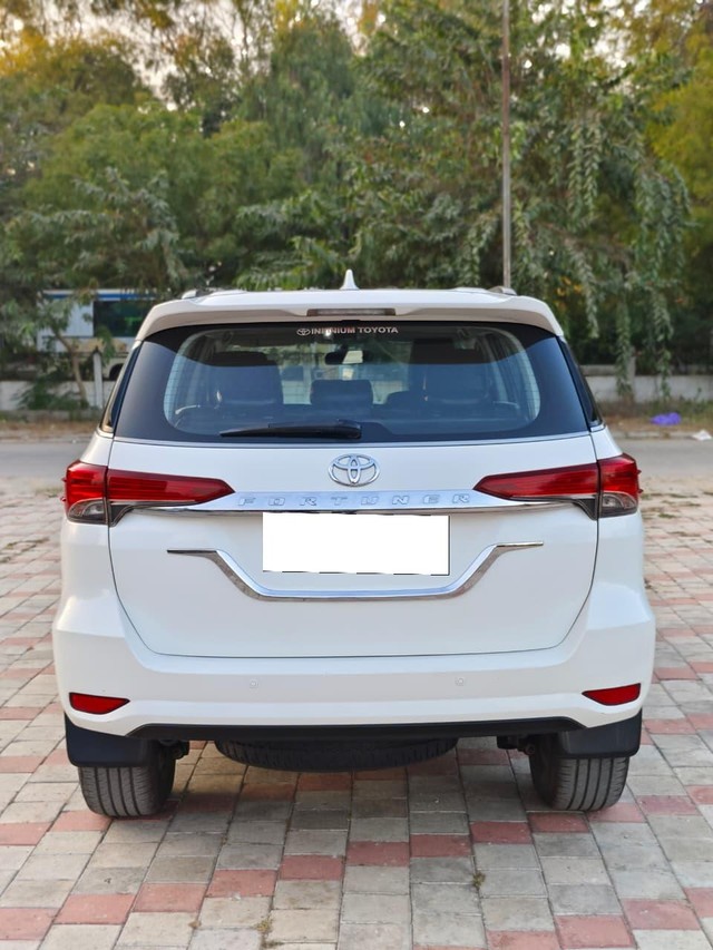 Second-hand 2017 Toyota Fortuner 2.7 2WD MT BSIV for sale in Ahmedabad-2