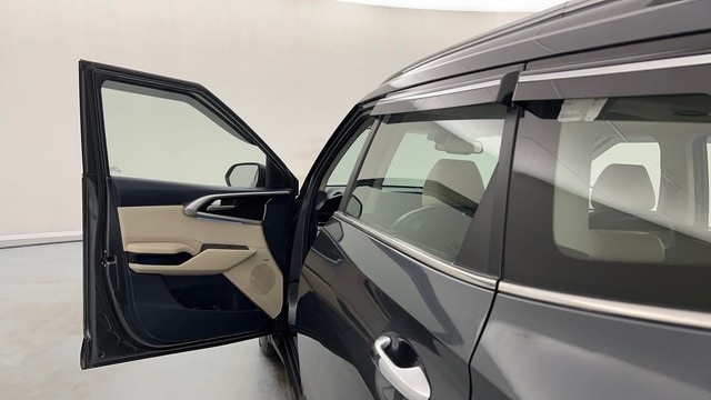 Second-hand 2022 Kia Carens Luxury Plus 6 STR Diesel for sale in Lucknow-30