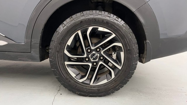 Second-hand 2022 Kia Carens Luxury Plus 6 STR Diesel for sale in Lucknow-19