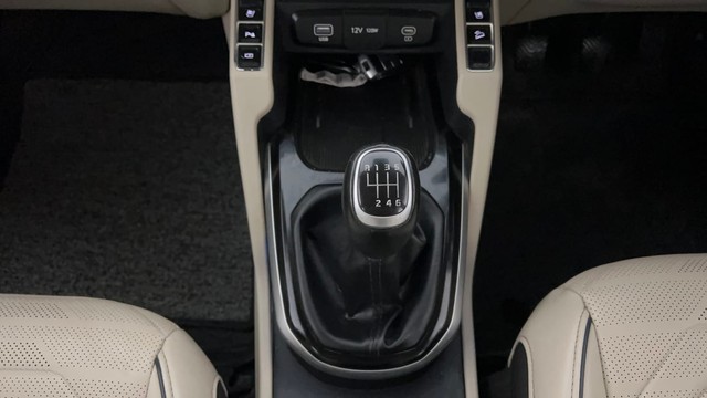 Second-hand 2022 Kia Carens Luxury Plus 6 STR Diesel for sale in Lucknow-12