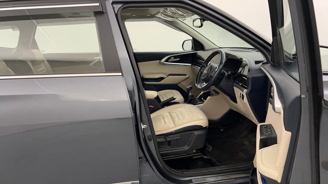 Second-hand 2022 Kia Carens Luxury Plus 6 STR Diesel for sale in Lucknow-15