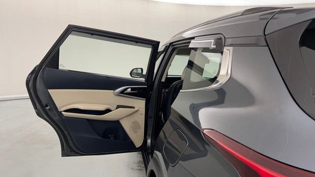 Second-hand 2022 Kia Carens Luxury Plus 6 STR Diesel for sale in Lucknow-36