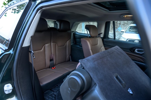 Second-hand 2024 Jeep Meridian Limited Opt 4x2 AT for sale in Mumbai-9