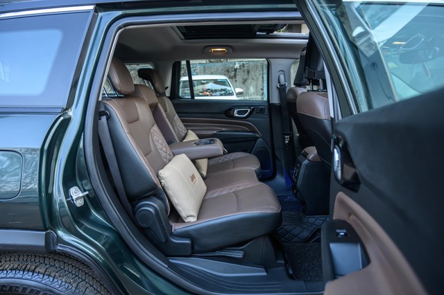 Second-hand 2024 Jeep Meridian Limited Opt 4x2 AT for sale in Mumbai-10